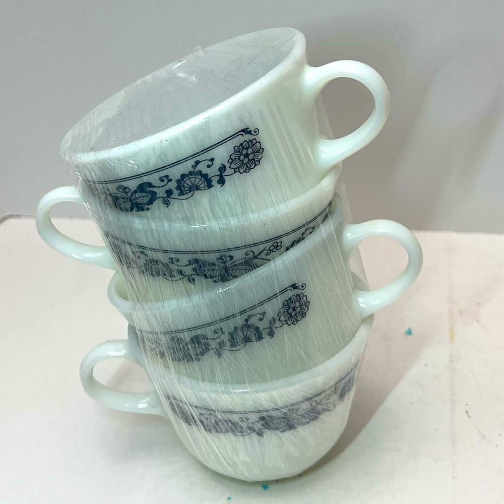 VINTAGE SET OF 4 PYREX MILK GLASS COFFEE CUPS